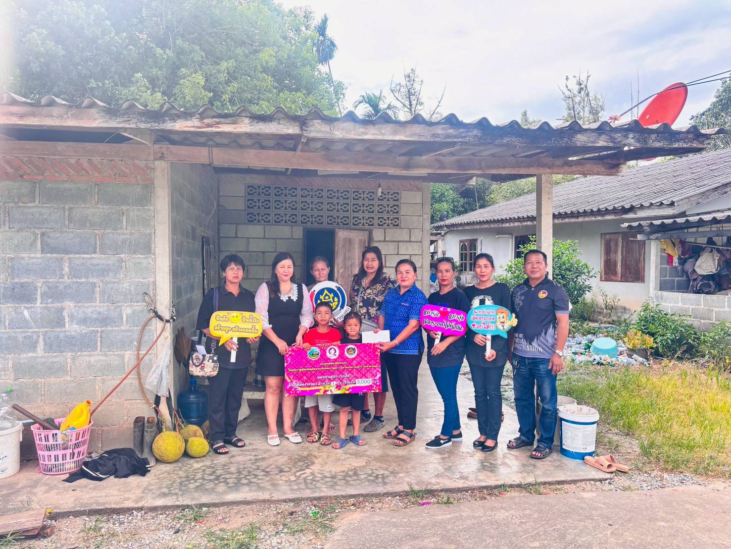 💕ศูนย์อำนวยการขจัดความยากจน และพัฒนาคนทุกช่วงวัยอย่างยั่งยืนตามหลักปรัชญาของเศรษฐกิจพอเพียงอำเภอเมืองระยอง(ศจพ.อ.เมืองระยอง)  ลงพื้นที่มอบทุนกองทุนพัฒนาเด็กชนบทในพระราชูปถัมภ์สมเด็จพระเทพรัตนราชสุดาฯ สยามบรมราชกุมารี 💕    