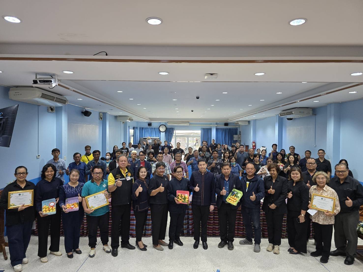 Rayong TALENT พช.ระยอง เอาได้  สำนักงานพัฒนาชุมชนอำเภอเมืองระยองร่วมงานเปิดการจัดเวทีถ่ายทอดความรู้ "งานมะปรางหวาน อำเภอเมืองระยอง"   วันศุกร์ที่ 13 กุมภาพันธ์ 2569 เวลา 09.30 น. ณ ห้องประชุมองค์การบริหารส่วนตำบลตะพง อำเภอเมืองระยอง จังหวัดระยอง