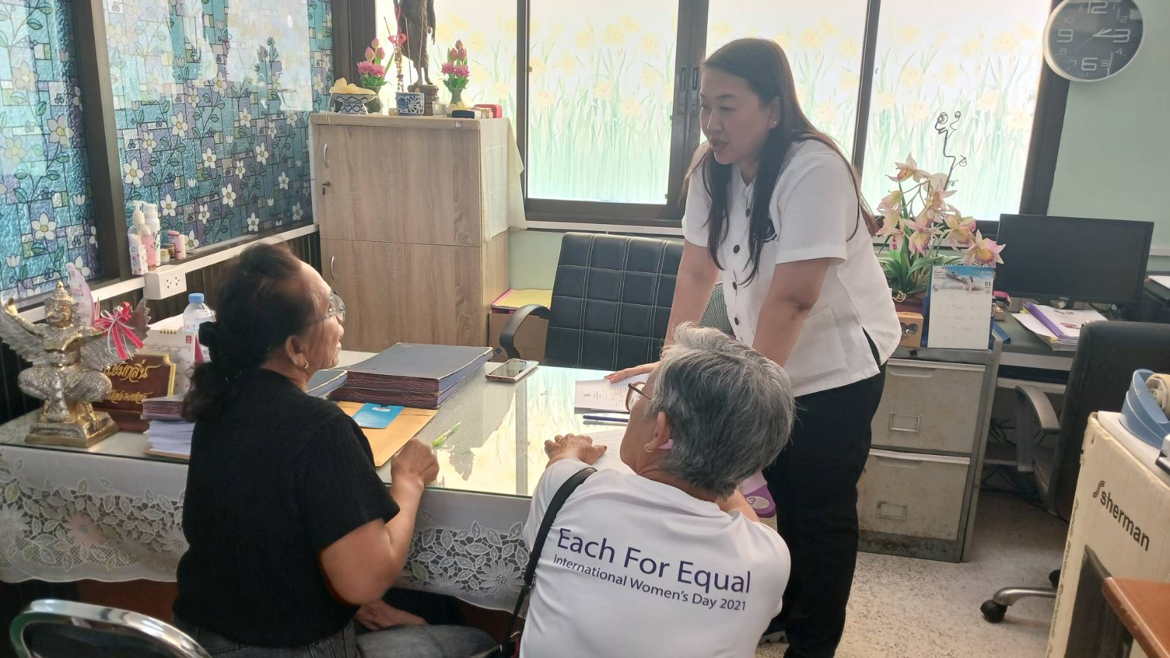 Rayong TALENT  พช.เมืองระยองเอาได้ สำนักงานพัฒนาชุมชนอำเภอเมืองระยองทำสัญญาขอรับการสนับสนุน เงินกองทุนพัฒนาบทบาทสตรี