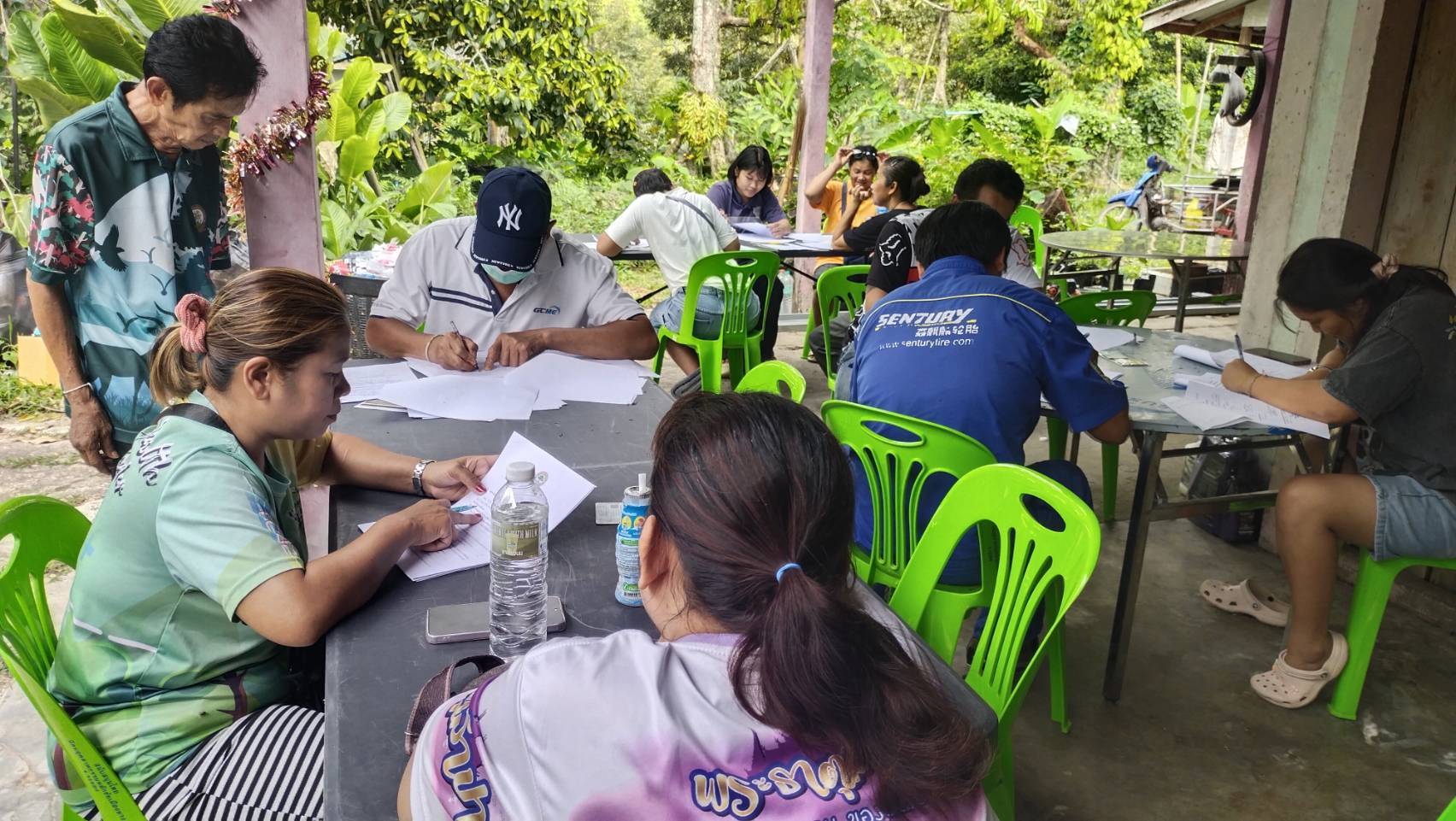  Rayong TALENT  พช.เมืองระยอง เอาได้   สำนักงานพัฒนาชุมชนอำเภอเมืองระยอง ลงพื้นที่ประสานงาน และสนับสนุน การกู้ยืมเงินโครงการแก้ไขปัญหาความยากจน (กข.คจ.) บ้านหาดใหญ่ หมู่ที่ 4 ต.สำนักทอง