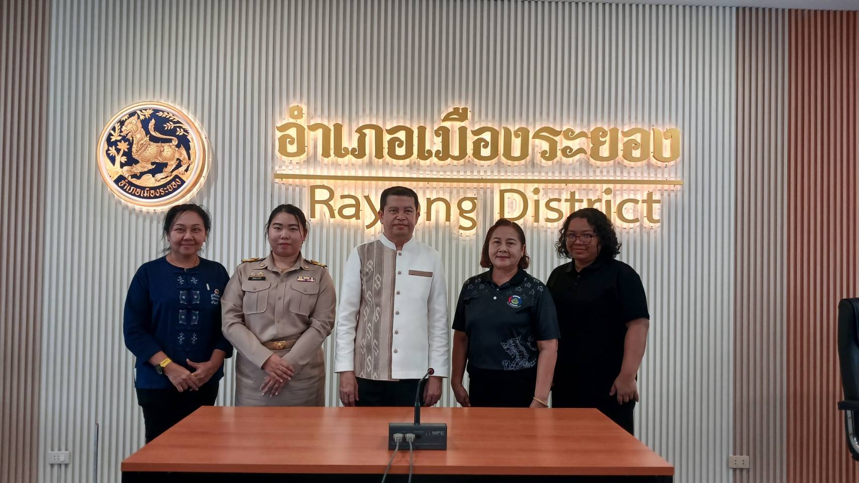  สำนักงานพัฒนาชุมชนอำเภอเมืองระยอง นำข้าราชการ ตำแหน่งนักวิชาการพัฒนาชุมชนปฏิบัติการ เข้ารายงานตัวต่อนายอำเภอเมืองระยองและปลัดอำเภอ(เจ้าพนักงานปกครองชำนาญการพิเศษ) อำเภอเมืองระยอง