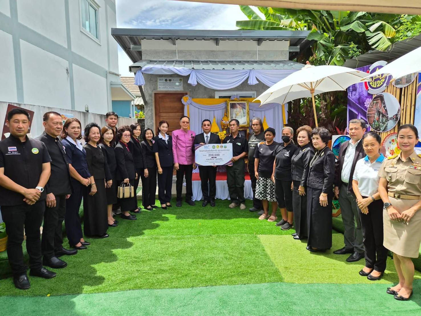 Rayong TALENT พช.เมืองระยองเอาได้ สำนักงานพัฒนาชุมชนอำเภอเมืองระยองร่วมส่งมอบบ้าน “ห่วงใยจากใจ GLO” ช่วยประชาชนมีที่อยู่อาศัยมั่นคง