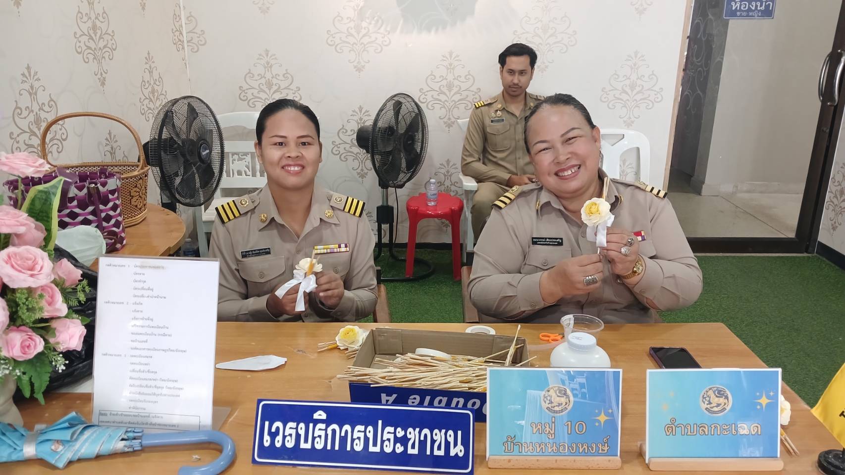 Rayong TALENT พช.เมืองระยอง เอาได้  สำนักงานพัฒนาชุมชนอำเภอเมืองระยอง พร้อมด้วยจิตอาสา ร้อยรวมใจประดิษฐ์ดอกไม้จันทน์ สำหรับใช้ในงานพระราชพิธีถวายพระเพลิงพระบรมศพ สมเด็จพระนางเจ้าสิริกิติ์ พระบรมราชินีนาถ พระบรมราชชนนีพันปีหลวง